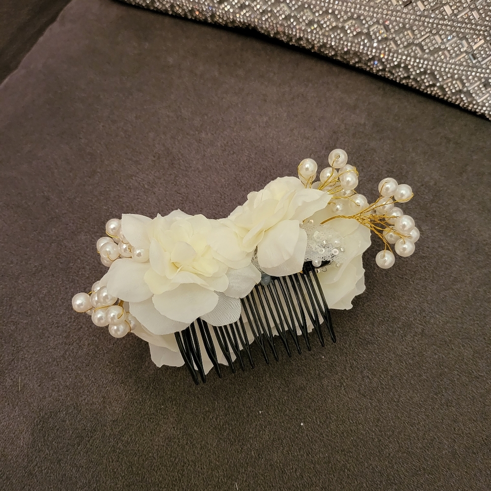 Handmade gardenia and pearl hair comb - Picture 4 of 4